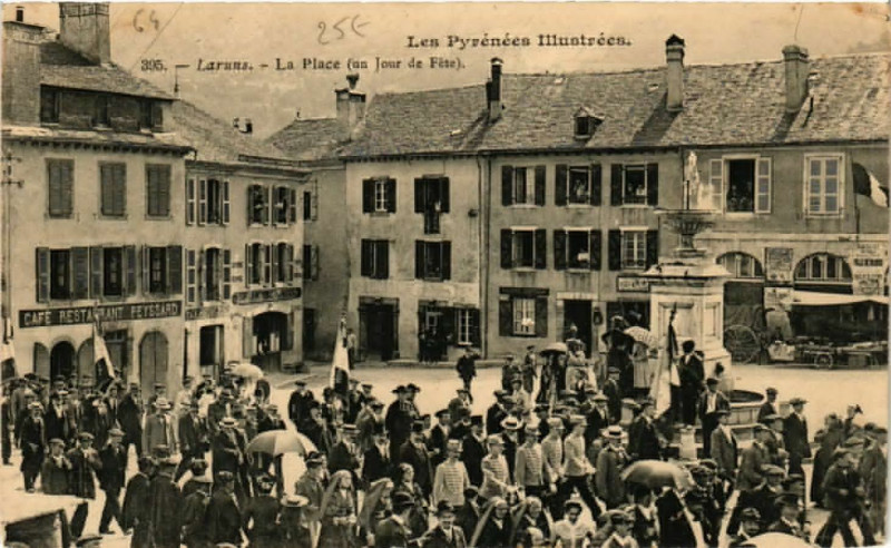 Carte postale ancienne Laruns - La Place à Laruns