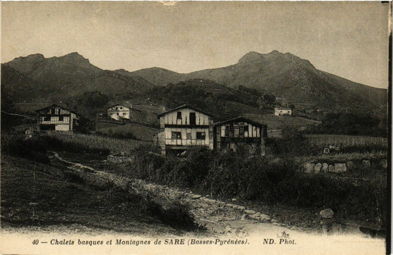 Carte postale ancienne Chalest basques et Montagnes de Sare à Sare