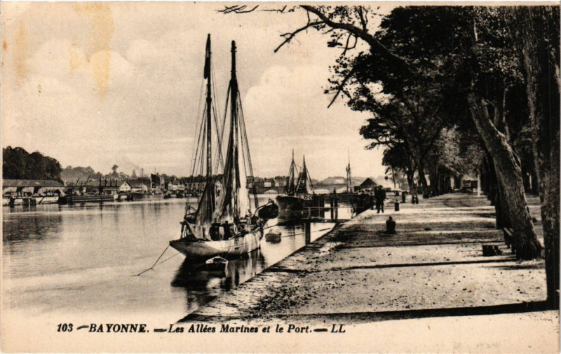 Carte postale ancienne Bayonne - Les Allées Marines et le Port à Bayonne