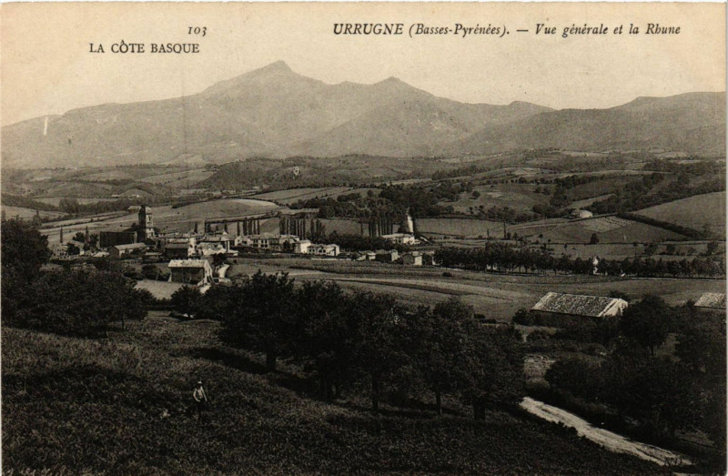 Carte postale ancienne Urrugne - Vue générale et la Rhune à Urrugne