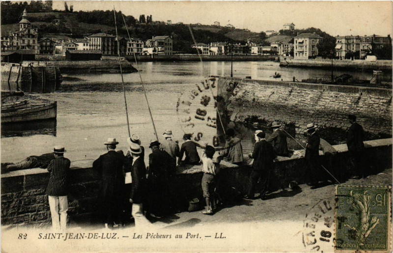 Carte postale ancienne Saint-Jean-de-Luz - Les Pecheurs au Port à Saint-Jean-de-Luz