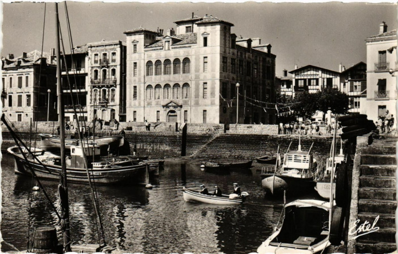 Carte postale ancienne Saint-Jean-de-Luz - Le Port et la Maison de l'Infante à Saint-Jean-de-Luz