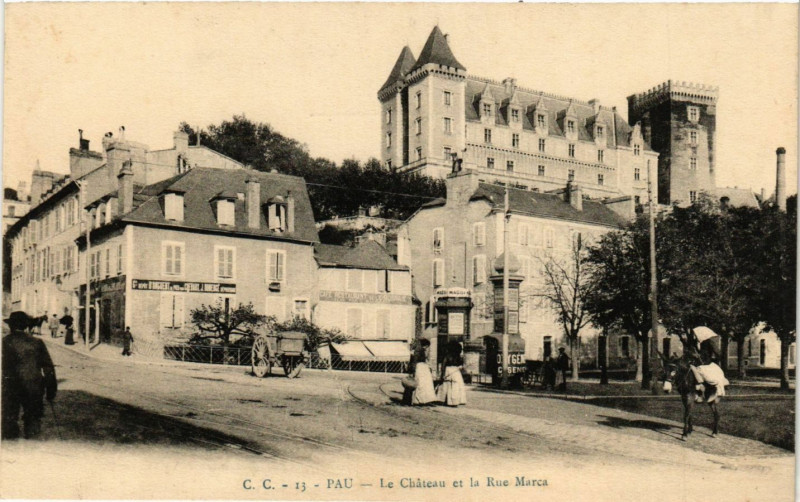 Carte postale ancienne Pau - Le Chateau et la Rue Marca à Pau