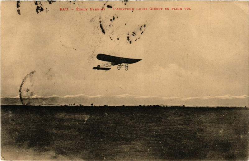 Carte postale ancienne Pau - Ecole Bleriot - L'Aviateur Louis Gibert en plein vol à Pau