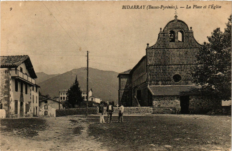 Carte postale ancienne Bidarray - La Place et l'Eglise à Bidarray