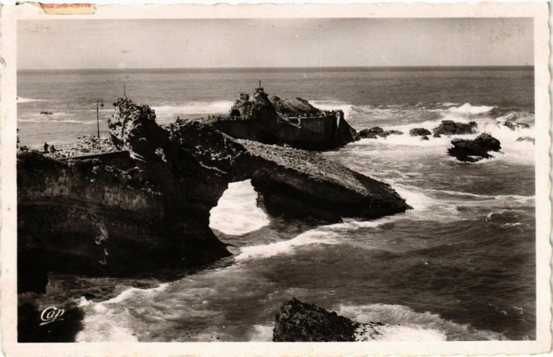 Carte postale ancienne Biarritz - Le Rocher de la Vierge à Biarritz
