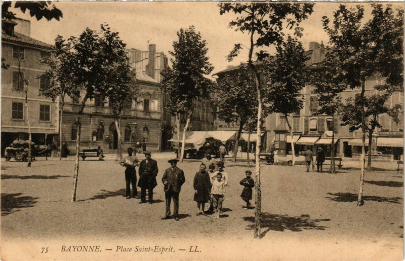 Carte postale ancienne Bayonne - Place Saint-Esprit à Bayonne