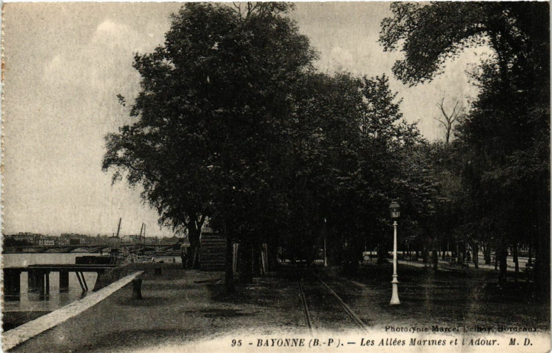 Carte postale ancienne Bayonne - Les Allées Marines et l'Adour à Bayonne