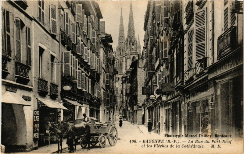 Carte postale ancienne Bayonne - La Rue du Port-Neuf et les Fleches de la Cathedrale à Bayonne