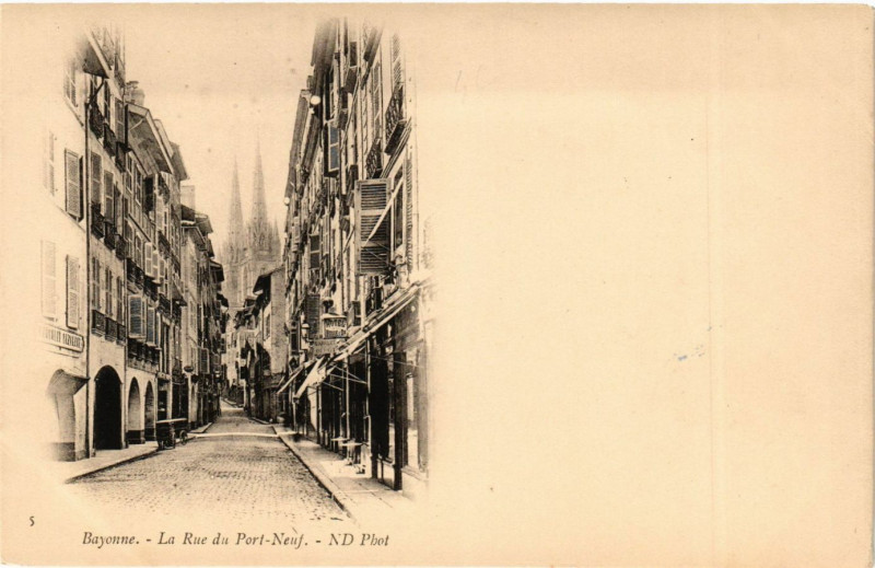 Carte postale ancienne Bayonne - La Rue du Port-Neuf à Bayonne
