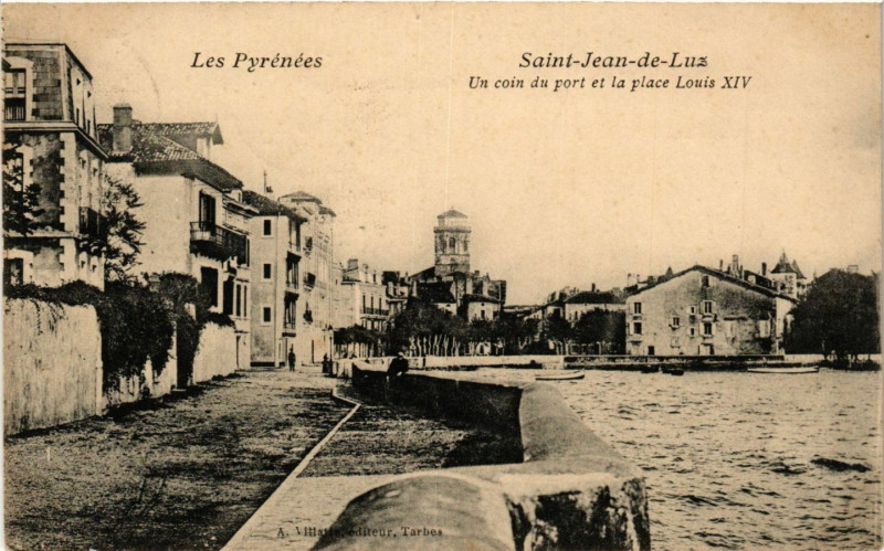 Carte postale ancienne Saint-Jean-de-Luz - Un coin du port et la place Louis Xiv à Saint-Jean-de-Luz