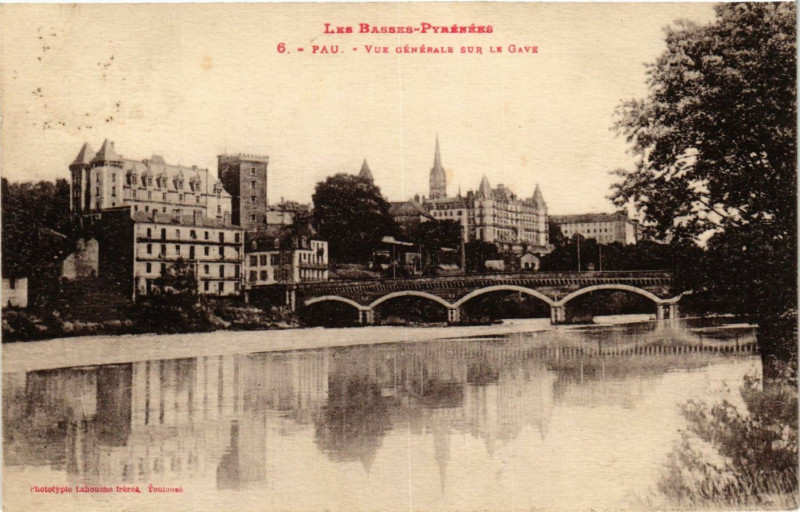 Carte postale ancienne Pau - Vue générale sur le Gave à Pau