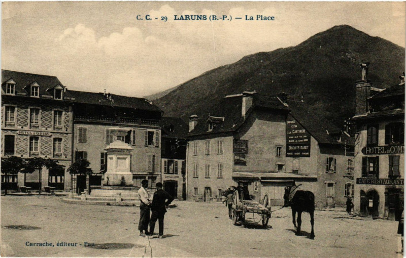 Carte postale ancienne Laruns - La Place à Laruns