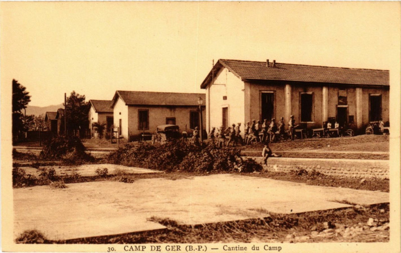 Carte postale ancienne Camp de Ger - Cantine du Camp à Ger