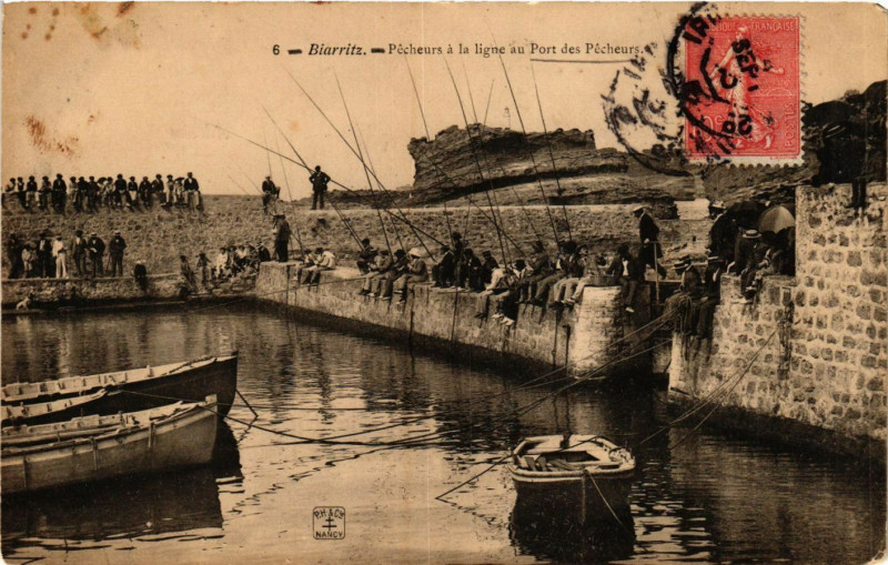 Carte postale ancienne Biarritz - Pecheurs a la Ligne au Port des Pecheurs à Biarritz