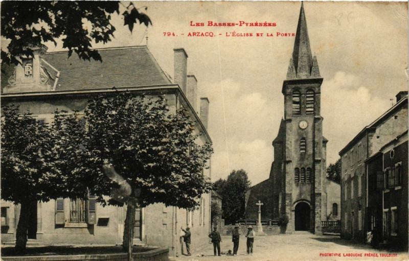 Carte postale ancienne Arzacq - L'Eglise et la Poste