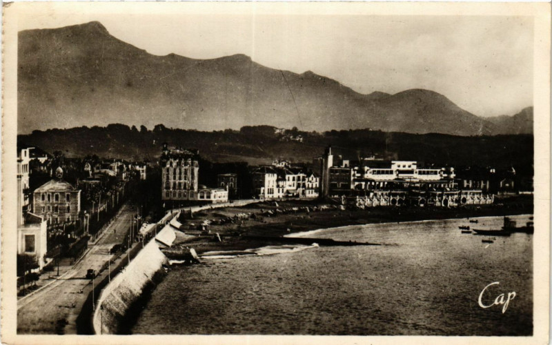 Carte postale ancienne Saint-Jean-de-Luz Vue d'ensemble de la Plage et la Rhune à Saint-Jean-de-Luz