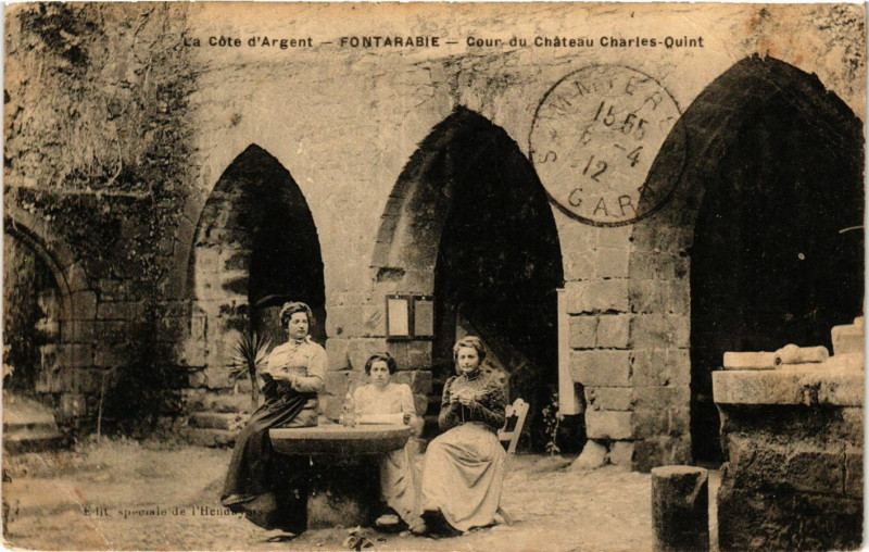 Carte postale ancienne Fontarabie Cour du Chateau Charles Ouint