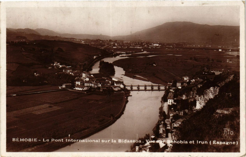 Carte postale ancienne Behobie Le Pont International sur la Bidassoa