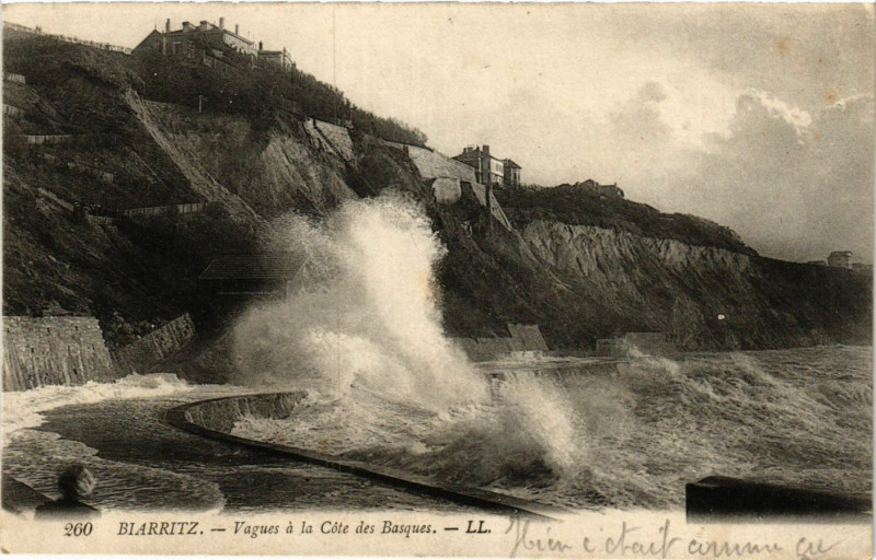 Carte postale ancienne Biarritz Vagues a la Cote des Basques à Biarritz