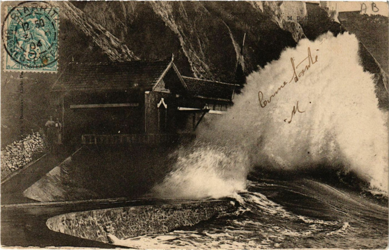 Carte postale ancienne Biarritz Vague a la cote des Basques à Biarritz