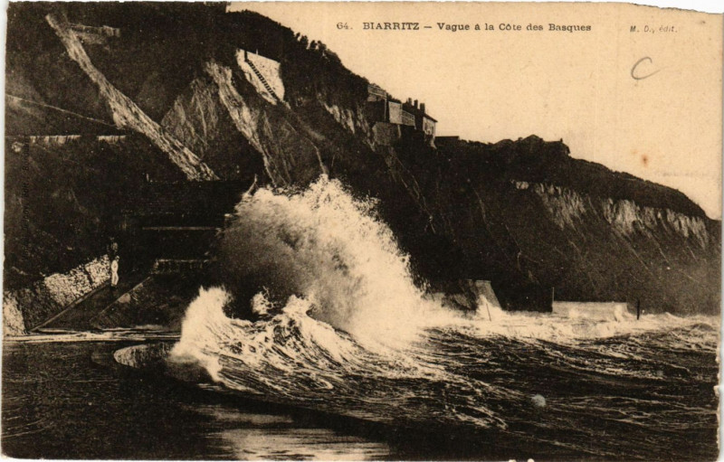 Carte postale ancienne Biarritz Vague a la Cote des Basques à Biarritz