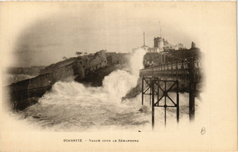 Carte postale ancienne Biarritz Vague sous le Semaphore à Biarritz