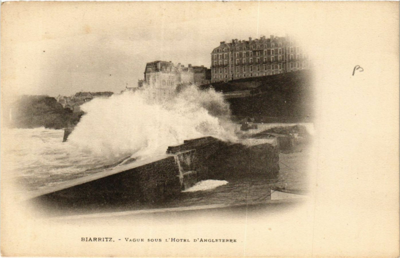 Carte postale ancienne Biarritz Vague sous l'Hotel d'Angleterre à Biarritz