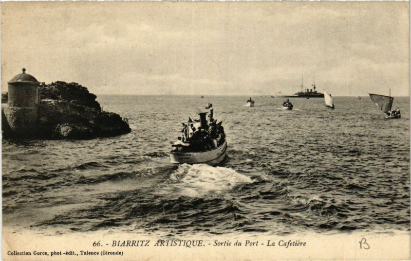 Carte postale ancienne Biarritz Sortie du Port-La Cafétiere à Biarritz