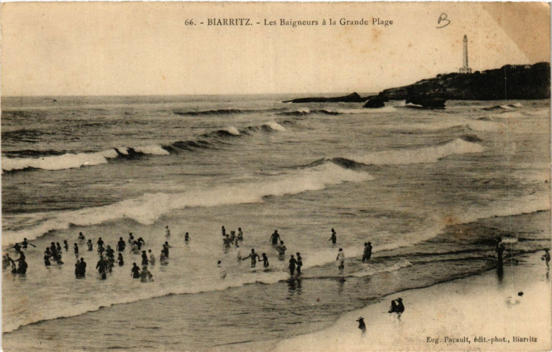 Carte postale ancienne Biarritz Les Baigneurs a la Grande Plage à Biarritz