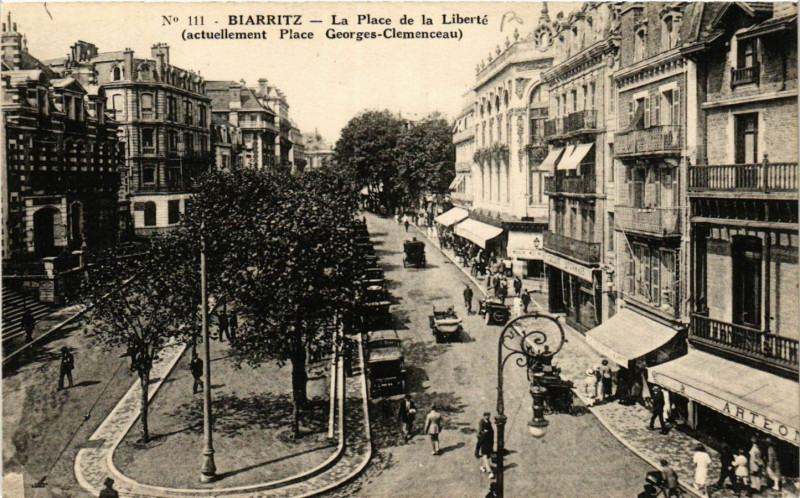Carte postale ancienne Biarritz La Place de la Liberte à Biarritz