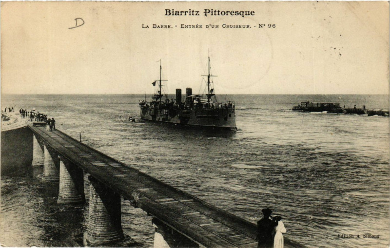 Carte postale ancienne Biarritz La Barre-Entrée d'un Croiseur à Biarritz