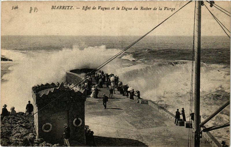 Carte postale ancienne Biarritz Effet de Vagues et la Digue du Rocher de la Vierge à Biarritz