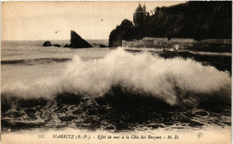 Carte postale ancienne Biarritz Effet de mer a la Cote des Basques à Biarritz