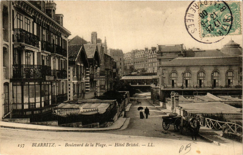 Carte postale ancienne Biarritz Boulevard de la Plage-Hotel Bristol à Biarritz
