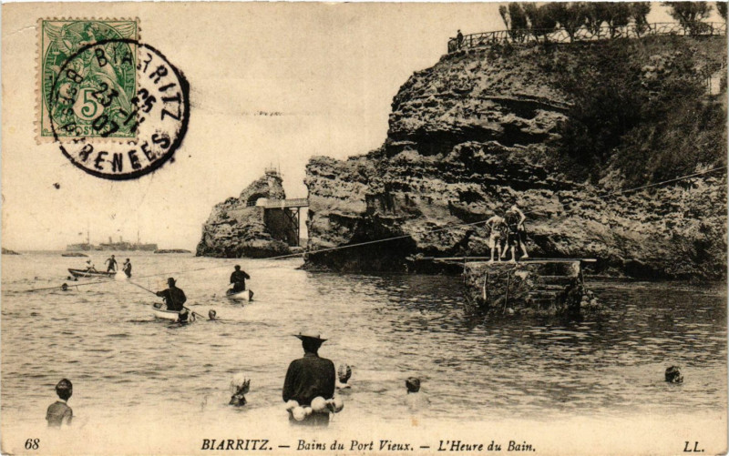 Carte postale ancienne Biarritz Bains du Port Vieux-L'Heure du Bain à Biarritz