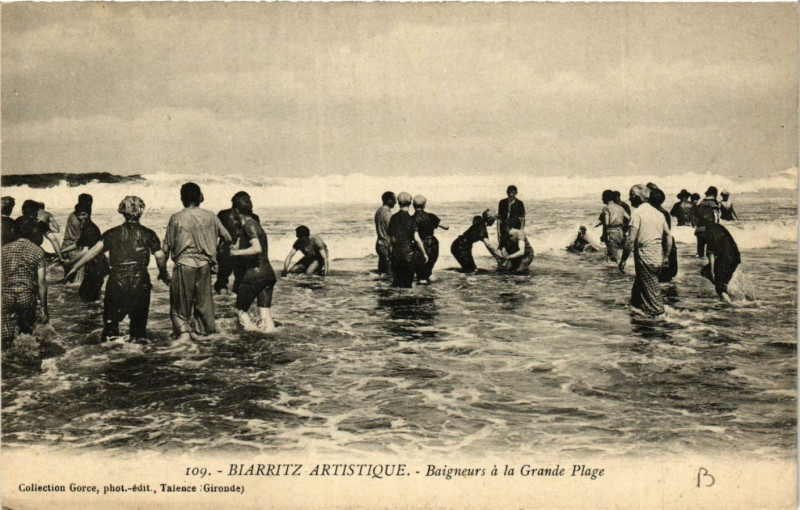 Carte postale ancienne Biarritz Baigneurs a la Grande Plage à Biarritz