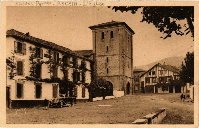Carte postale ancienne Ascain Eglise et Hotel de la Rhune à Ascain