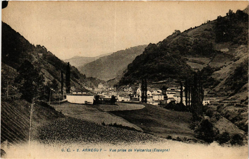 Carte postale ancienne Arneguy Vue prise de Valcarlos à Arnéguy