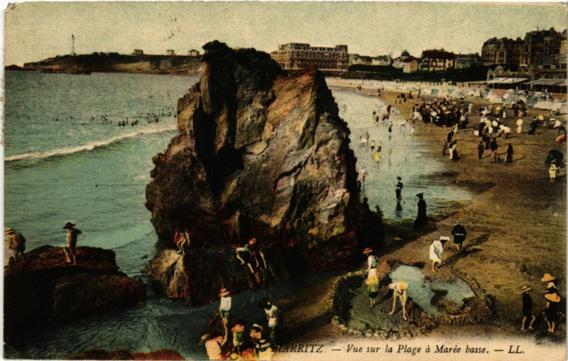 Carte postale ancienne Biarritz Vue sur la Plage a Marée basse à Biarritz