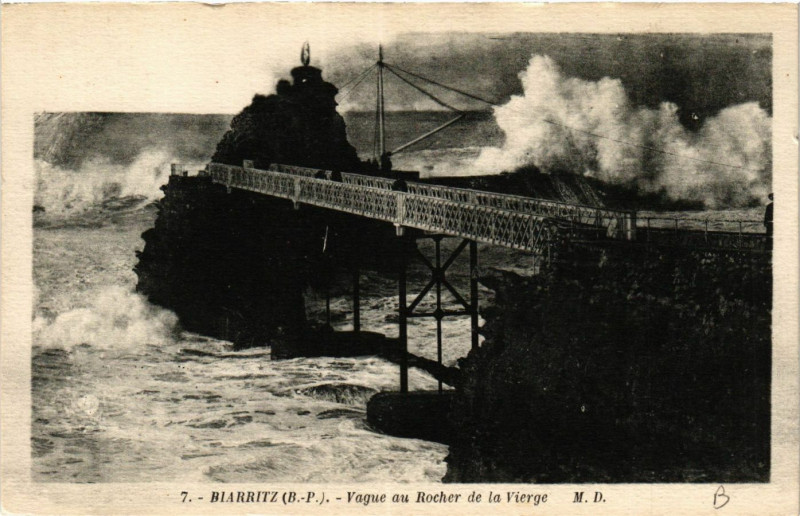 Carte postale ancienne Biarritz Vague au Rocher de la vierge à Biarritz