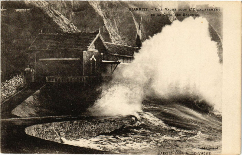 Carte postale ancienne Biarritz Une vague sous l'Etabl. de la cote des basques à Biarritz