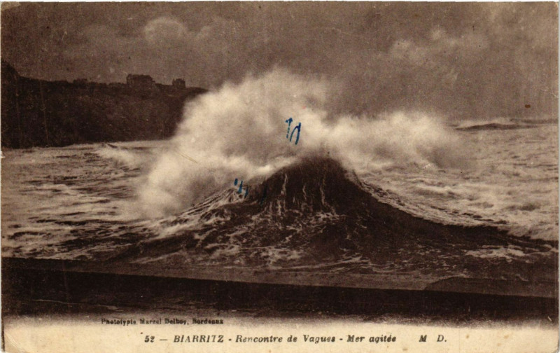 Carte postale ancienne Biarritz Rencontre de Vagues-MEr agitée à Biarritz