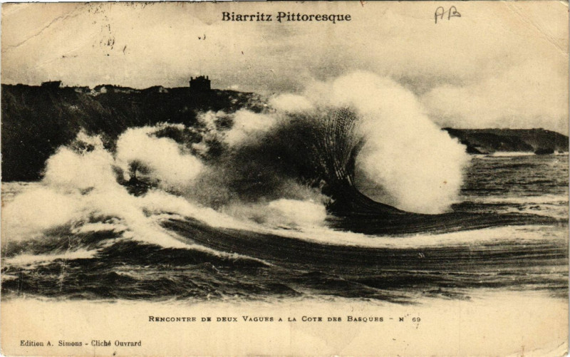 Carte postale ancienne Biarritz Rencontre de deux vagues a la cote des basques à Biarritz