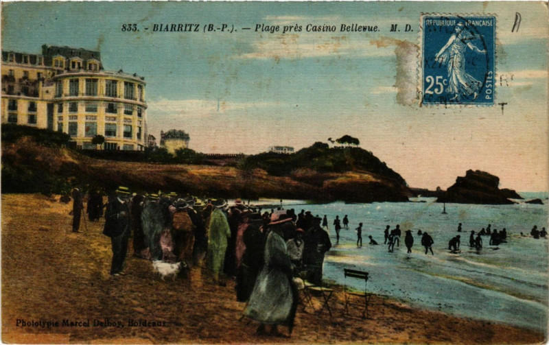 Carte postale ancienne Biarritz Plage pres Casino Bellevue à Biarritz