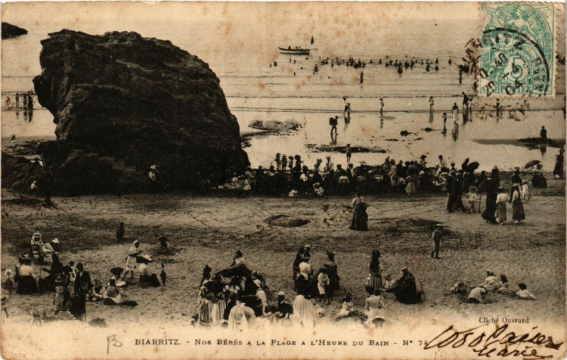 Carte postale ancienne Biarritz Nos bebes a la Plage a l'heure du bain à Biarritz