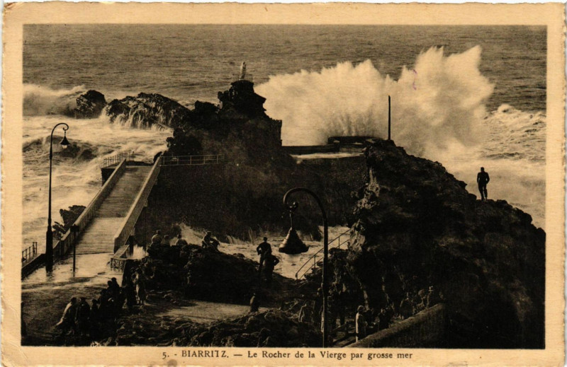 Carte postale ancienne Biarritz Le Rocher de la Vierge par grosse mer à Biarritz