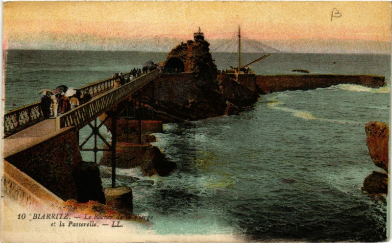 Carte postale ancienne Biarritz Le Rocher de la Vierge et la Passerelle à Biarritz