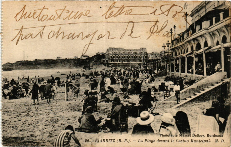 Carte postale ancienne Biarritz La Plage devant le Casino Municipal à Biarritz