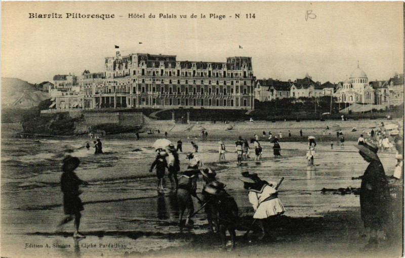 Carte postale ancienne Biarritz Hotel du Palais vu de la Plage à Biarritz
